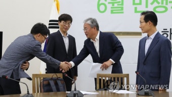 정치개혁공동행동 대표단과 인사하는 유성엽
