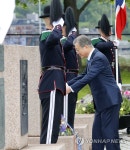 노르웨이 한국전 참전비 어루만지는 문 대통령