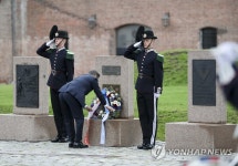 노르웨이 한국전 참전비 찾은 문 대통령