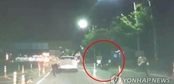만취한 무면허 오토바이 운전자, 단속 경찰관 들이받아