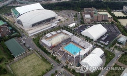 축구장 위 수구장·바다 위 수영장…눈길 끄는 광주 경기시설