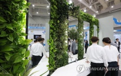 화장실 박람회 찾은 관람객들