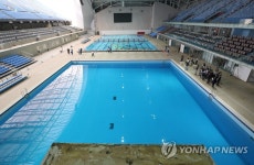 마지막 공정 진행 중인 주경기장