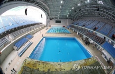 마지막 공정 진행 중인 주경기장