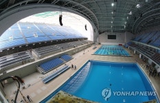 마지막 공정 진행 중인 주경기장