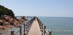 바다로 쭉 뻗은 무의도 해상탐방로