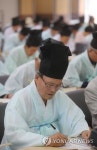 신중하게 한시 짓는 유생들