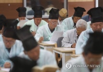 유복 입고 한시 짓는 유생들