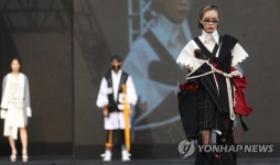 성신여대 의류학과 졸업 패션쇼, 한중합작 의상 선보여