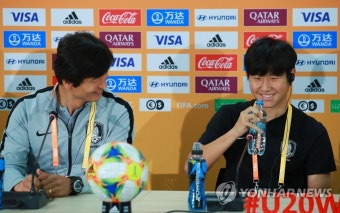 [U20월드컵] 이강인 바라보는 정정용 감독