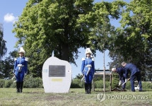 한국전 참전 기념비 기념식수하는 문 대통령