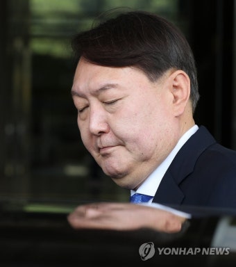 차량에 오르는 윤석열 신임 검찰총장 후보자