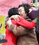 이용수 할머니와 포옹하는 바스피예 크라스니치-굿맨