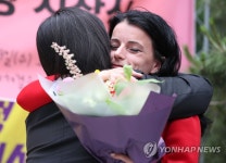 윤미향 대표와 포옹하는 바스피예 크라스니치-굿맨