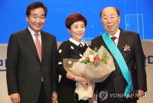 금탑산업훈장 수여한 이낙연 총리