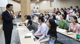 학생들에게 강연하는 황교안 대표