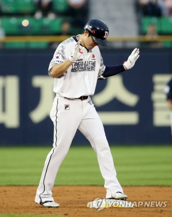 2타점 2루타 날리는 두산 김재호