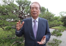 상산고서 인터뷰하는 홍성대 이사장
