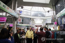 청주 전통시장 폭염 대응 현장 점검하는 박천규 차관