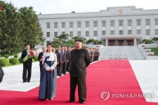 시진핑 기다리는 북 김정은과 리설주