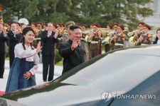 시진핑 배웅하는 북 김정은과 리설주