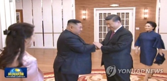 반갑게 인사하는 시진핑과 김정은