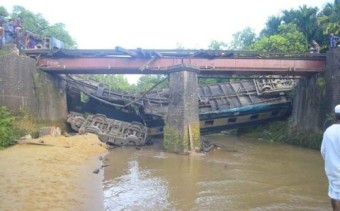 방글라데시 열차 교량서 추락…5명 사망·100여명 부상(종합)