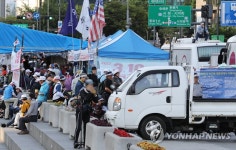 천막철거 대비하는 대한애국당