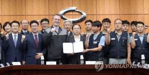 상생협약문 든 르노삼성자동차 노사