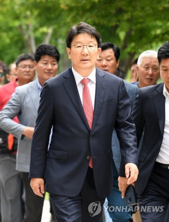 권성동 의원, 법정 향하는 발걸음