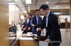 이재용, 삼성물산 구내식당서 점심