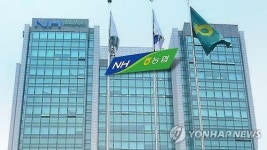 회식자리 직원 찢어진 청바지 손으로 쫙 농협지부장 대기발령