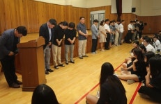 학생 앞서 고개숙여 사과한 비리사학 전주 완산학원 교사들