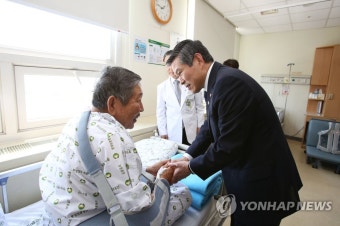 중앙보훈병원 찾은 정경두 장관
