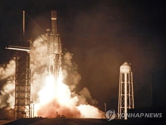 스페이스X '최강' 로켓 솔라세일 시험위성 등 안착시켜 | 포토뉴스