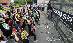 국화 던지며 항의하는 안산동산고 학부모들