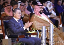 문 대통령과 사우디 왕세자, 기업 영상 관람