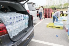 [수돗물 비상] ② 물 좀 주세요…생활용수난에 전시상황 방불