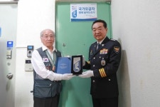 [동정] 서울경찰청장, 6·25 참전유공자 찾아 명패 달기