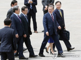 환송 인사와 이동하는 문 대통령
