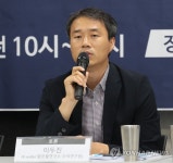 수돗물 사태 대책 토론하는 이두진 연구원