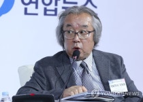 발언하는 이와무라 가츠야 교도 편집위원 겸 논설위원