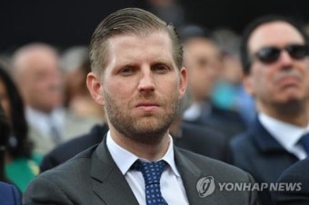 트럼프 차남에 침뱉은 식당 종업원 처벌은…시카고 시장도 개입