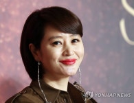 미소짓는 배우 김혜수