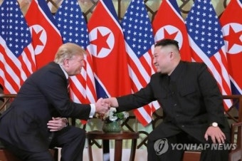 트럼프, 김정은에 DMZ 만남 전격 제안…