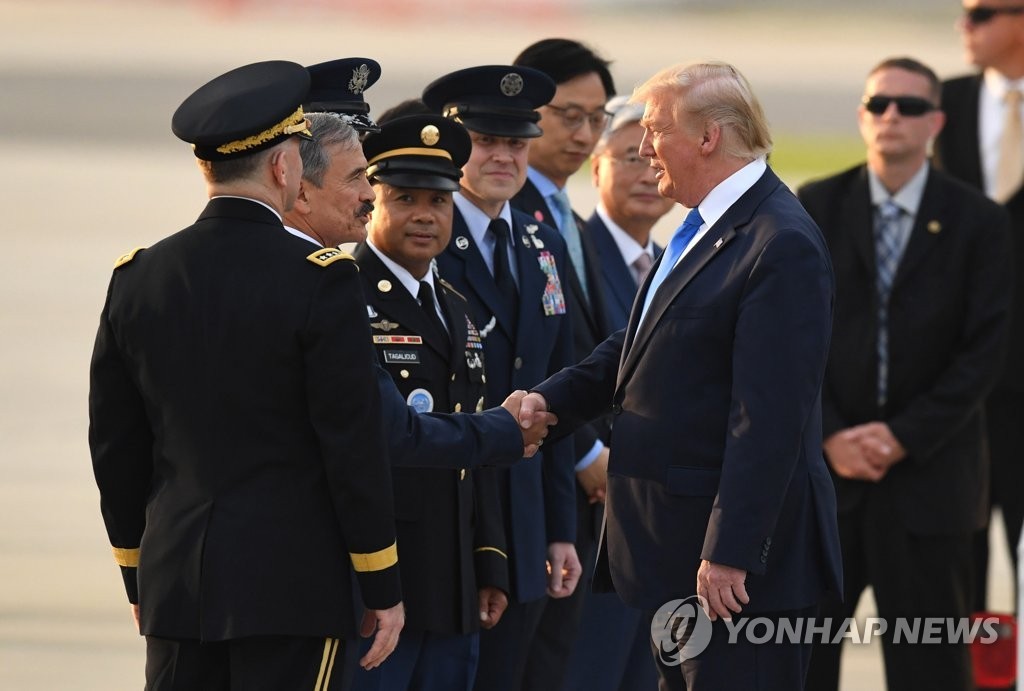 트럼프, 해리스 부통령에게 인종 공격 지속...비판과 대응 강조