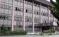 흉물로 변한 한민학교 본관 모습