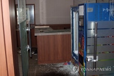 훼손된 채 방치된 한민학교 내부