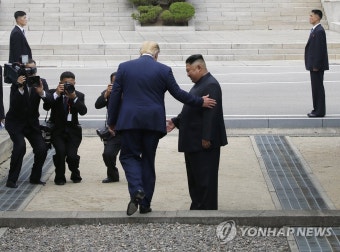 트럼프, 군사분계선 넘어