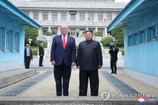 군사분계선 앞에 선 북미 정상